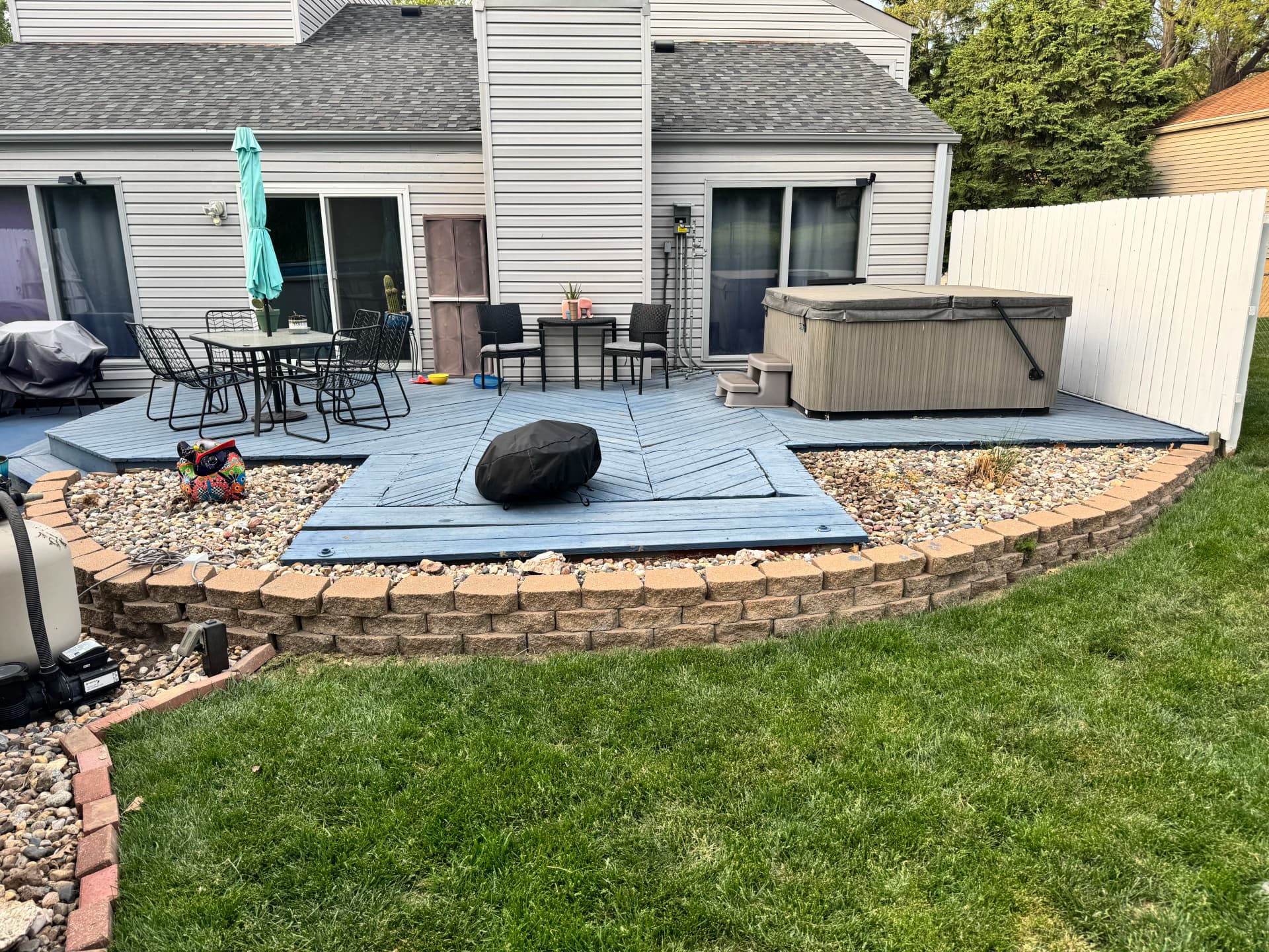 Gallery photos for Worn-Out Deck Gets a Full Rebuild with Trex Composite and Privacy Walls: Image #1