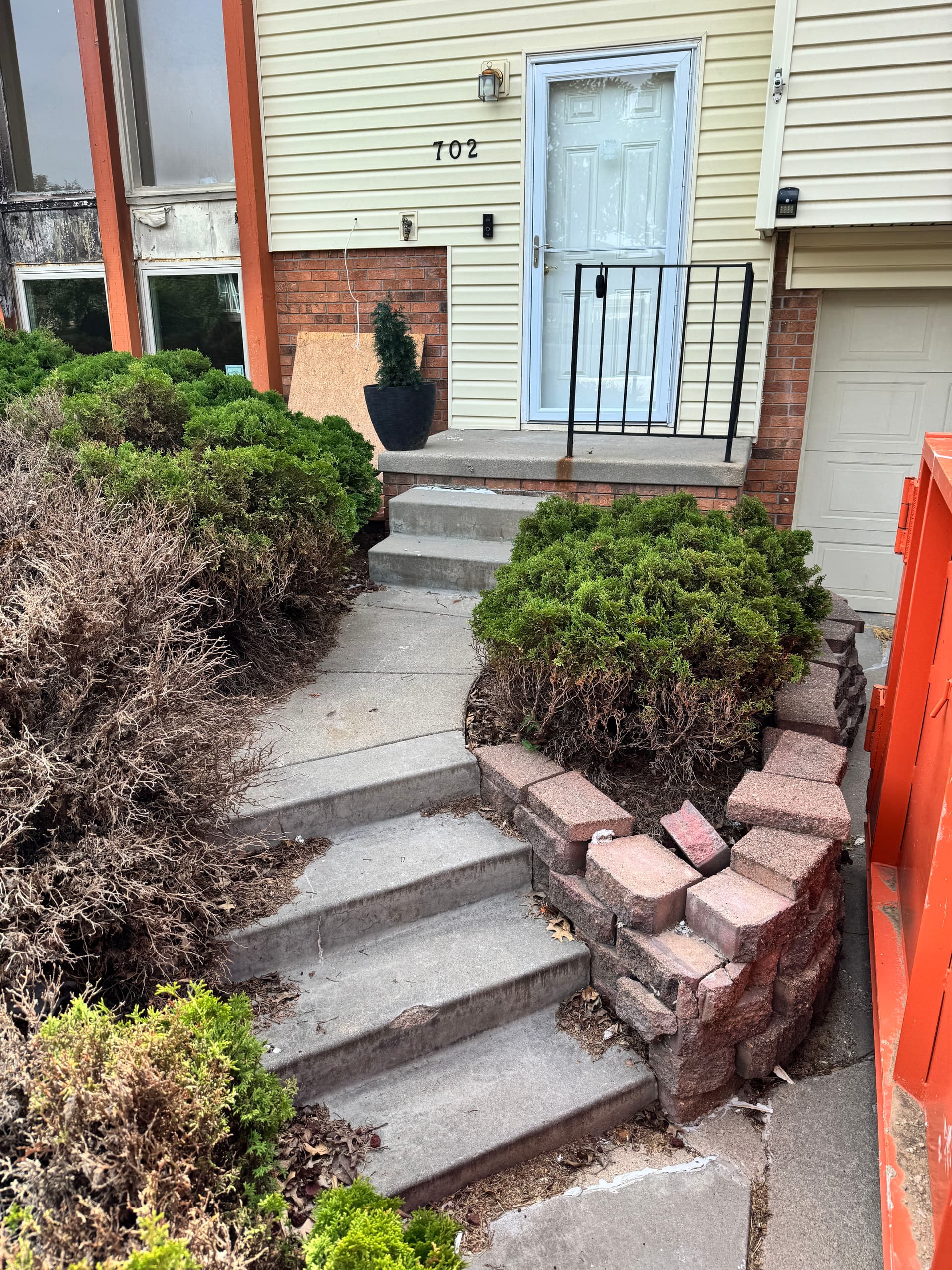 Gallery photos for Rusted Front Entry Railing Replaced With Westbury Aluminum: Image #2
