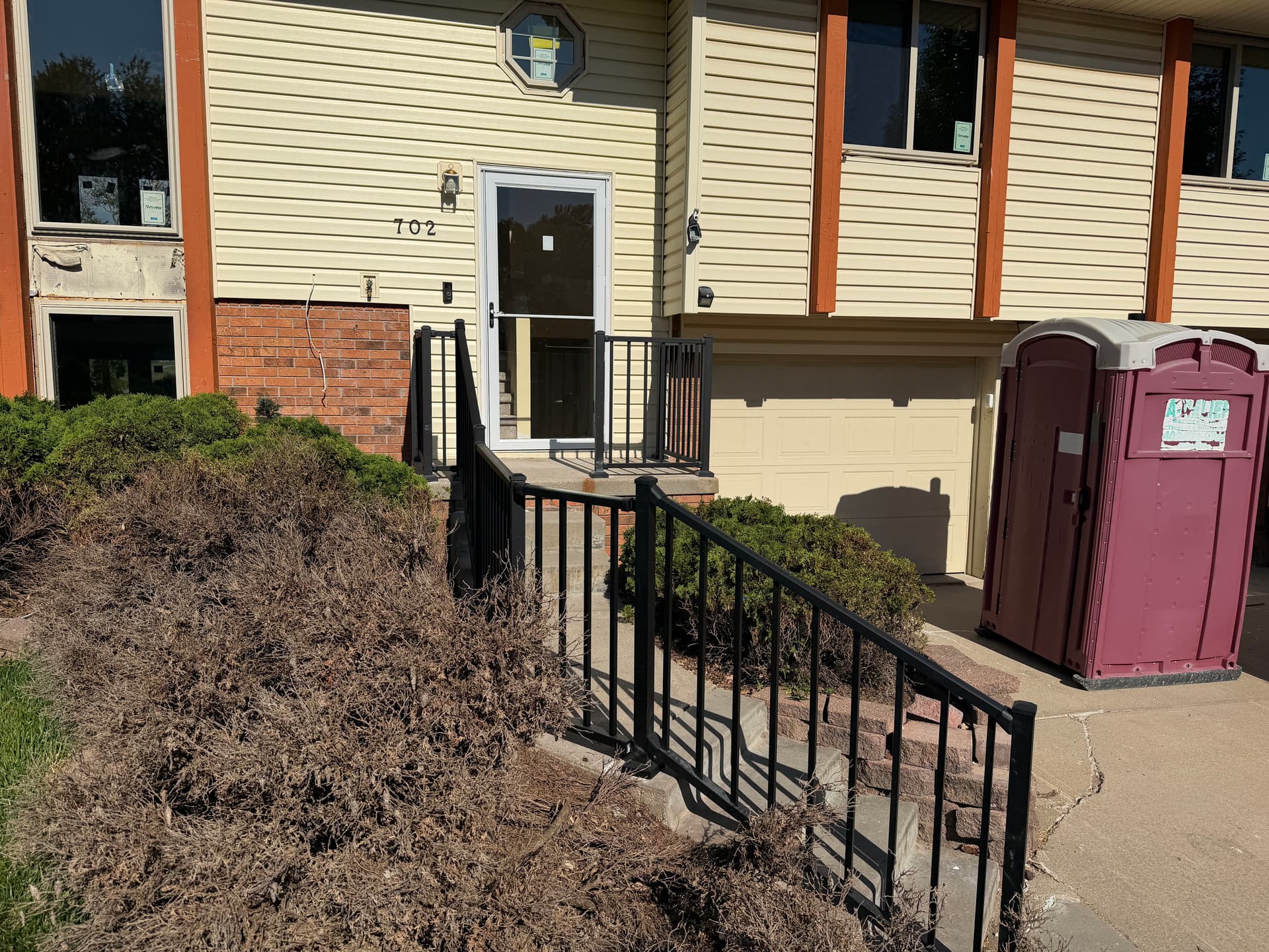Gallery photos for Rusted Front Entry Railing Replaced With Westbury Aluminum: Image #1